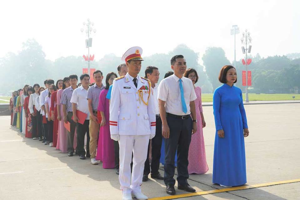 C&aacute;n bộ, c&ocirc;ng chức, người lao động thuộc LĐLĐ quận H&agrave; Đ&ocirc;ng l&agrave;m Lễ d&acirc;ng hương, b&aacute;o c&ocirc;ng d&acirc;ng B&aacute;c tại Lăng Chủ tịch Hồ Ch&iacute; Minh.