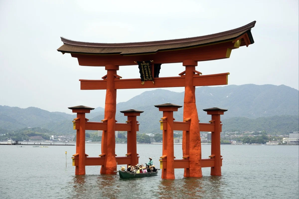 Cổng Grand Torii bằng gỗ, Đền Itsukushima tr&ecirc;n đảo Miyajima, Hiroshima. Nguồn: SCMP