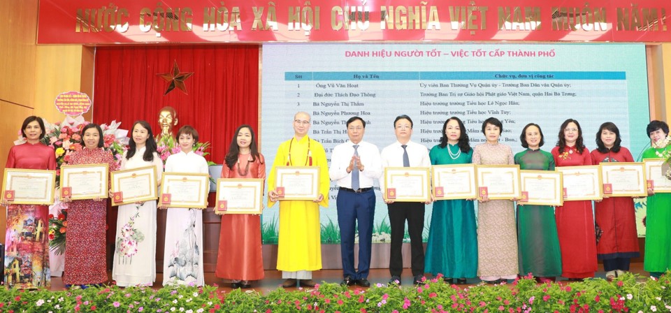 B&iacute; thư Quận ủy Hai B&agrave; Trưng Nguyễn Văn Nam trao danh hiệu ''Người tốt, việc tốt'' cấp TP năm 2023 cho c&aacute;c c&aacute; nh&acirc;n