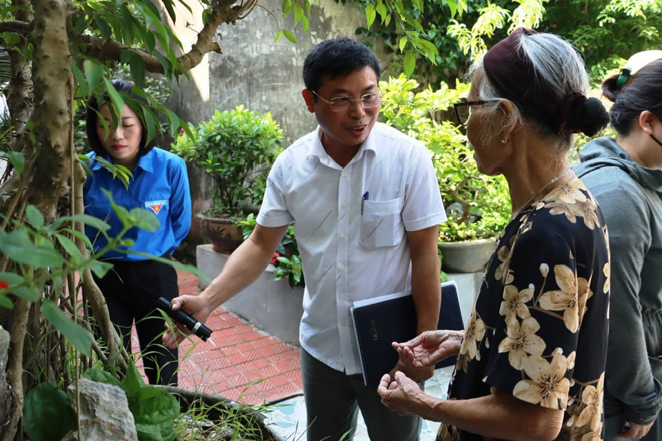 C&aacute;n bộ y tế huyện Ph&uacute; Xuy&ecirc;n kiểm tra, hướng dẫn c&ocirc;ng t&aacute;c ph&ograve;ng, chống dịch sốt xuất huyết tại x&atilde; Hồng Minh.