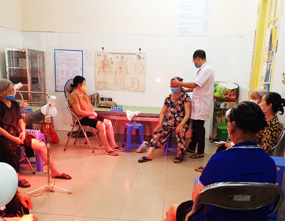 Tỷ lệ khám chữa bệnh bằng y học cổ truyền tại Long Biên đạt trên 40%