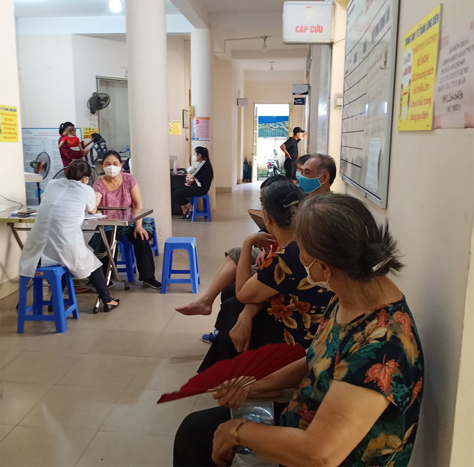 Tỷ lệ khám chữa bệnh bằng y học cổ truyền tại Long Biên đạt trên 40% - Ảnh 1
