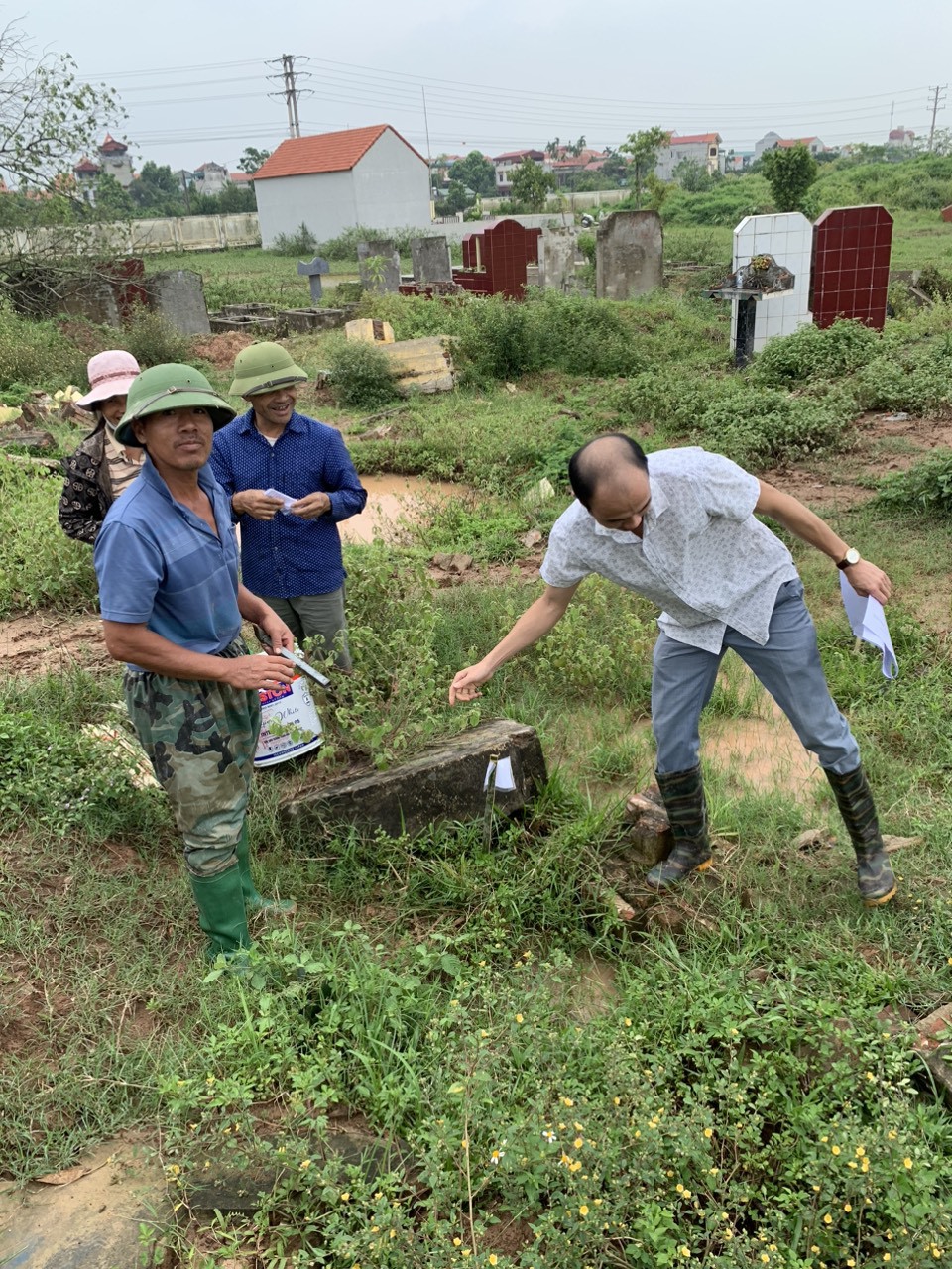 Việc thống k&ecirc;, kiểm đếm, lập hồ sơ, di chuyển mộ v&ocirc; chủ ra khỏi phạm vi dự &aacute;n đường V&agrave;nh đai 4 đang được c&aacute;c đơn vị của huyện Thường T&iacute;n quyết liệt triển khai