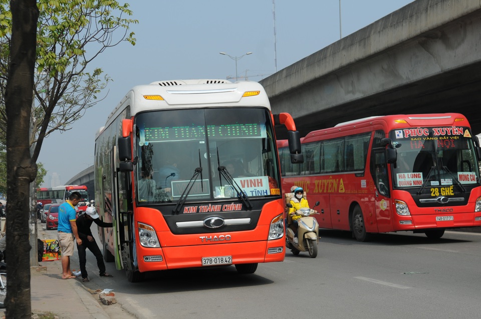 Xe khách dừng đỗ đón khách tùy tiện trên đường Phạm Hùng, Hà Nội. Ảnh: Công Hùng