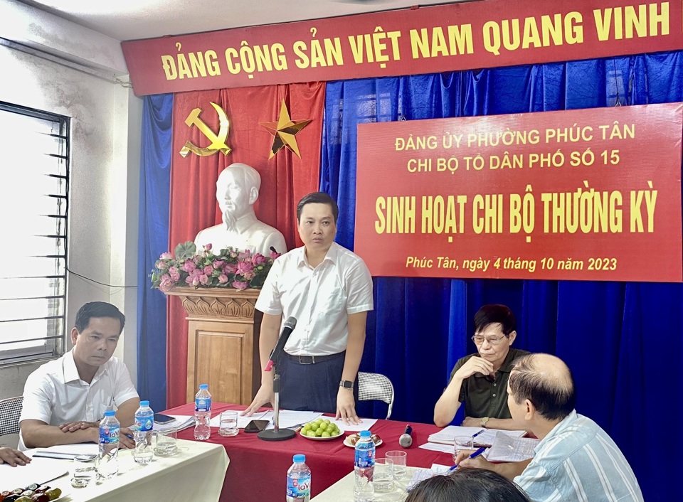 Ph&oacute; B&iacute; thư Thường Trực Quận ủy Ho&agrave;n Kiếm Nguyễn Quốc Kh&aacute;nh dự buổi sinh hoạt chi bộ tổ d&acirc;n phố số 15 , phường Ph&uacute;c T&acirc;n, quận Ho&agrave;n Kiếm.