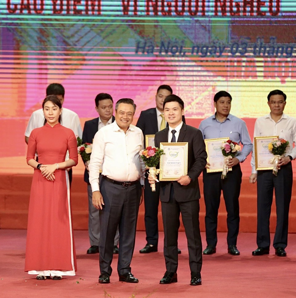 T&T Group trao tặng 1 tỷ đồng gửi Hà Nội để an sinh xã hội - Ảnh 1