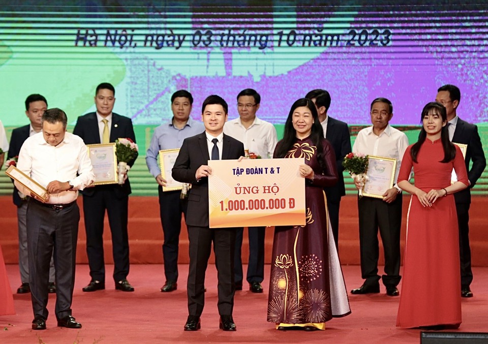 T&T Group trao tặng 1 tỷ đồng gửi Hà Nội để an sinh xã hội - Ảnh 2