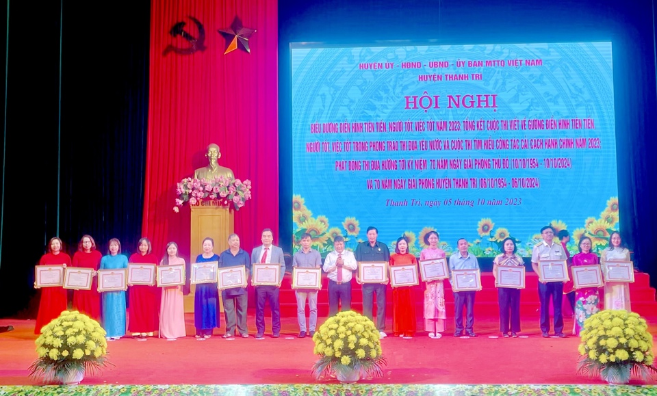 Chủ tịch UBND huyện Thanh Tr&igrave; Nguyễn Tiến Cường trao giấy khen cho c&aacute;c tập thể, c&aacute; nh&acirc;n.