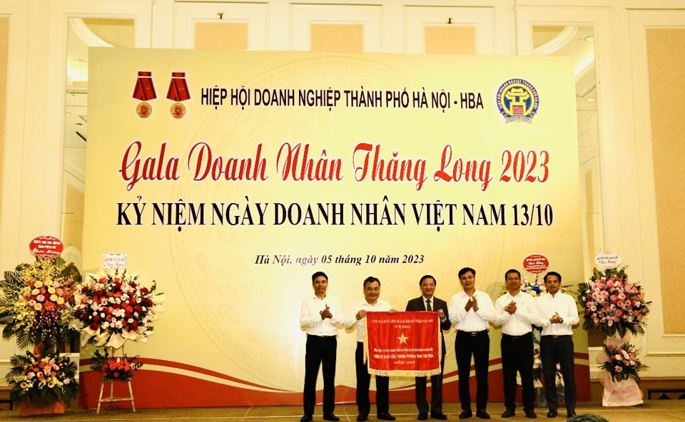 Phó Chủ tịch Quốc hội Nguyễn Khắc Định trao bản sao Cờ của Chính phủ cho Tổng công ty Đầu tư phát triển hạ tầng đô thị UDIC.