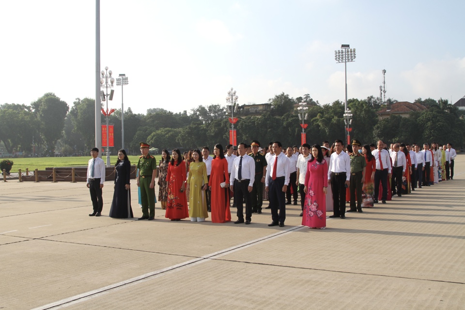 Đo&agrave;n đại biểu quận Cầu Giấy b&aacute;o c&ocirc;ng&nbsp;d&acirc;ng B&aacute;c nh&acirc;n kỷ niệm ng&agrave;y truyền thống ng&agrave;nh kiểm tra Đảng.