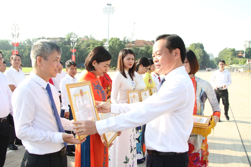 Chủ tịch UBND quận Cầu Giấy B&ugrave;i Tuấn Anh trao khen thưởng cho c&aacute;c tập thể, c&aacute; nh&acirc;n c&oacute; th&agrave;nh t&iacute;ch xuất sắc nh&acirc;n kỷ niệm ng&agrave;y truyền thống ng&agrave;nh kiểm tra Đảng.