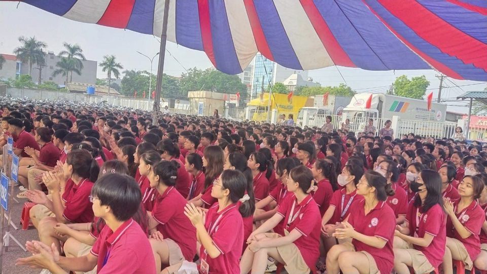 Học sinh Trường THPT Lạc Long Quân, Sóc Sơn trong một buổi sinh hoạt chuyên đề (Ảnh: FBNT)