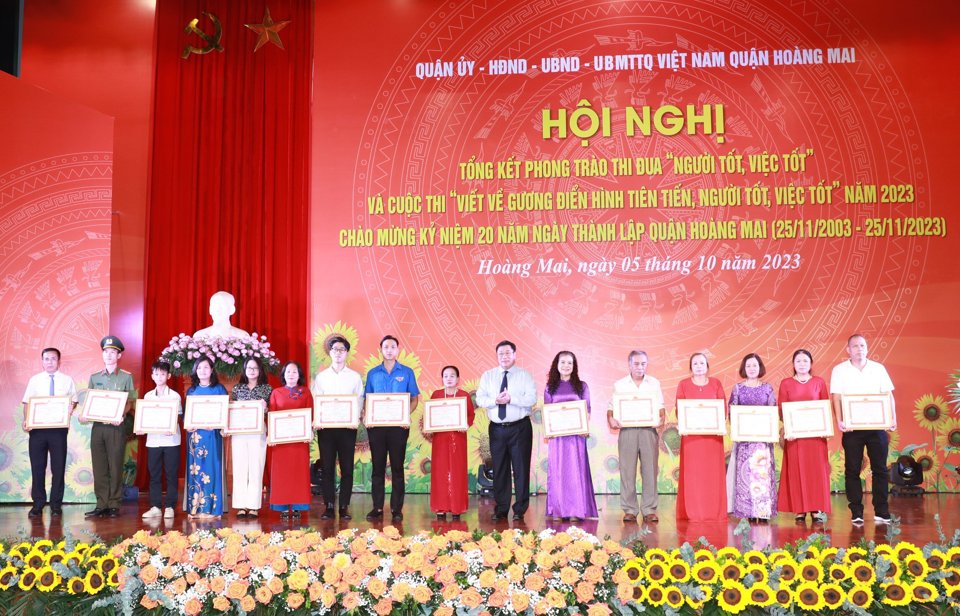 B&iacute; thư Quận ủy Nguyễn Quang Hiếu trao thưởng. Ảnh AT.