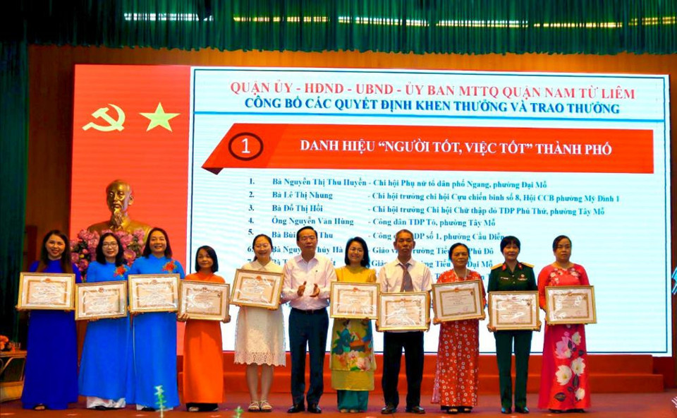Quyền Chủ tịch UBND quận Nam Từ Li&ecirc;m Trần Thanh Long trao tặng danh hiệu "Người tốt, việc tốt" cấp th&agrave;nh phố cho c&aacute;c c&aacute; nh&acirc;n.&nbsp;
