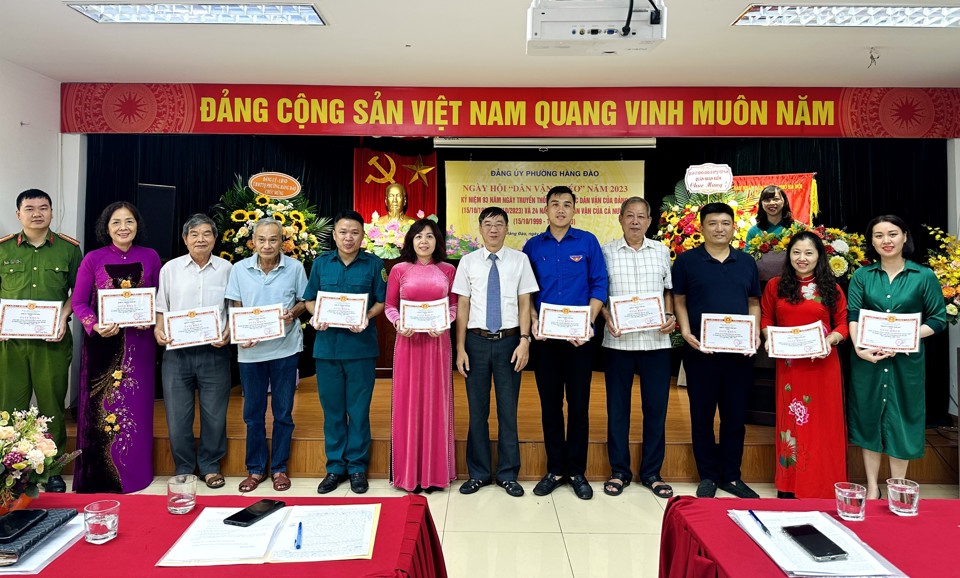 Khen thưởng c&aacute;c tập thể, c&aacute; nh&acirc;n c&oacute; th&agrave;nh t&iacute;ch trong phong tr&agrave;o ''D&acirc;n vận kh&eacute;o'' năm 2023 phường H&agrave;ng Đ&agrave;o