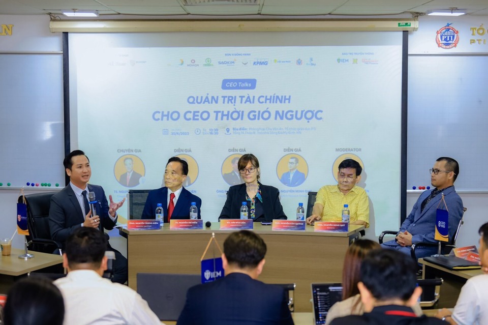 CEO Talks với sự tham gia của những chuyên gia kinh tế hàng đầu thu hút sự quan tâm của nhiều doanh nghiệp. Ảnh: Lâm Nguyễn