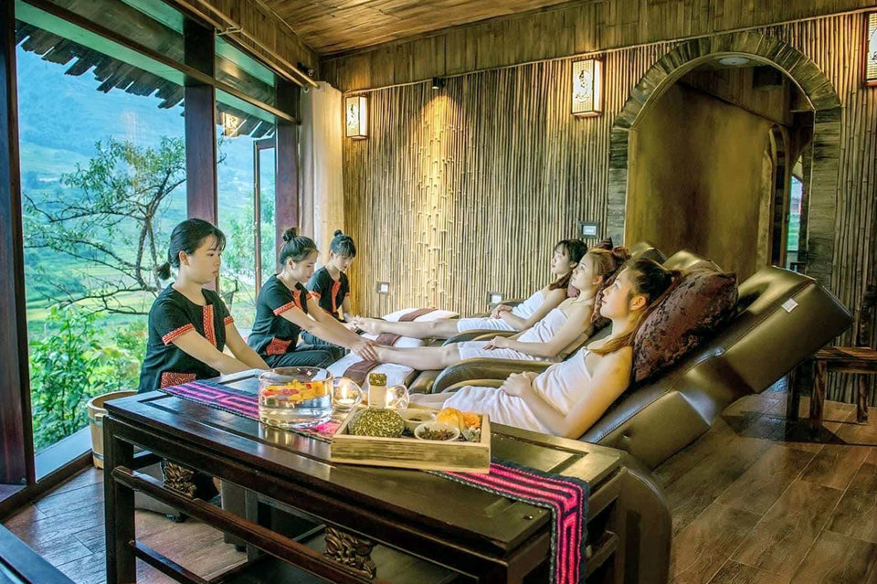 Du khách sử dụng dịch vụ massage chân và tắm thuốc người Dao khi đi du lịch tại Sa Pa (Lào Cai). Ảnh: Hoài Nam