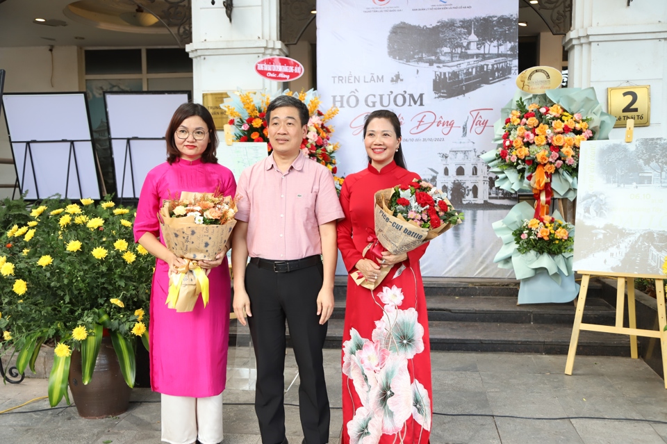 Ph&oacute; Chủ tịch UBND quận Ho&agrave;n Kiếm Nguyễn Quốc Ho&agrave;n tặng hoa ch&uacute;c mừng triển l&atilde;m