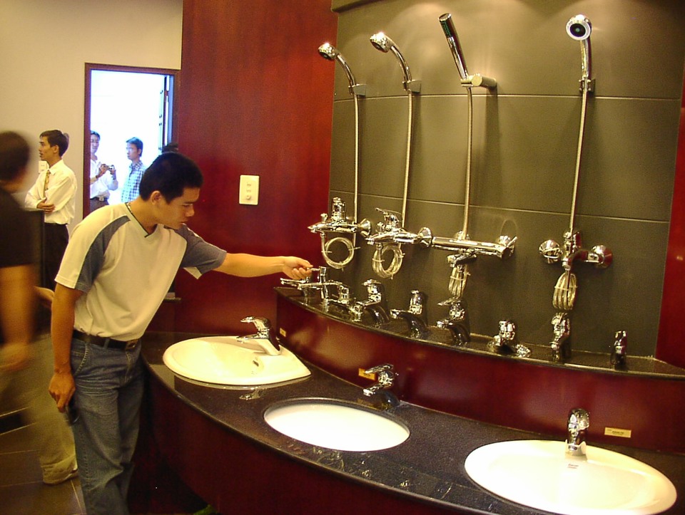Nhiều khách hàng ưa chuộng những hãng thiết bị vệ sinh tiết kiệm nước và điện bởi tính tiện ích cũng như giảm bớt chi phí sinh hoạt cho gia đình. Ảnh: Hải Linh