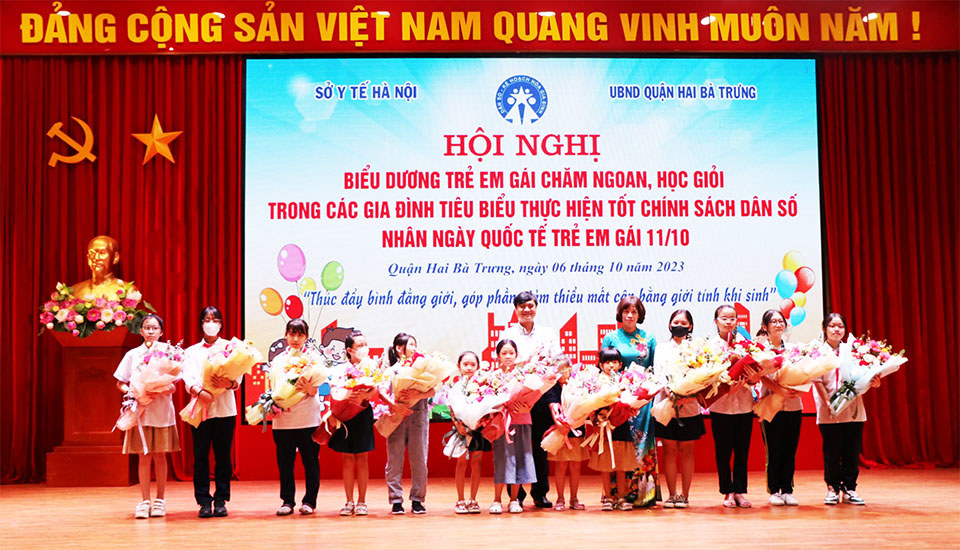 Lãnh đạo Chi cục D&acirc;n số - KHHGĐ H&agrave; Nội và&nbsp;quận Hai B&agrave; Trưng tặng hoa biểu dương trẻ em g&aacute;i chăm ngoan, học giỏi nh&acirc;n ng&agrave;y Quốc tế trẻ em g&aacute;i (11/10) năm 2023.