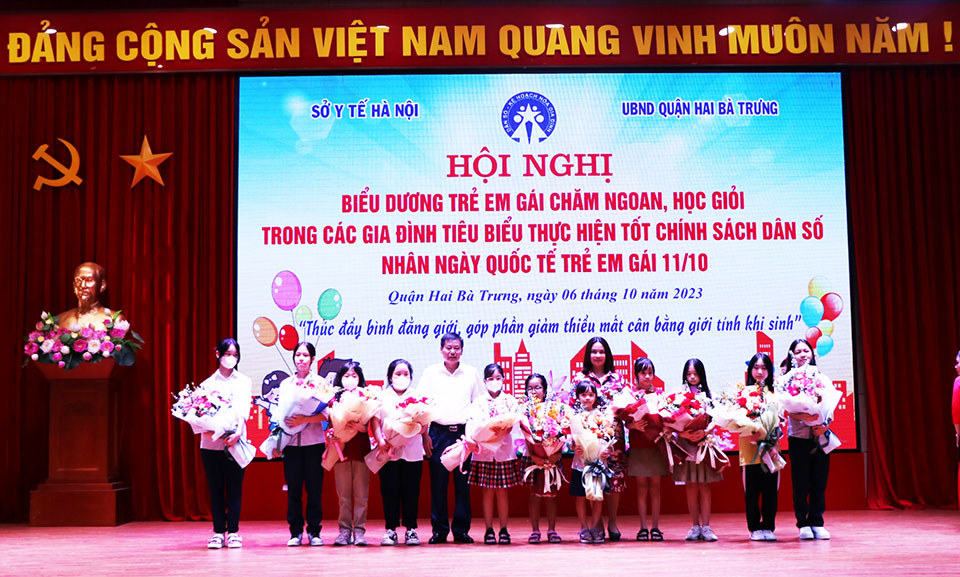 Biểu dương trẻ em g&aacute;i chăm ngoan, học giỏi trong c&aacute;c gia đ&igrave;nh ti&ecirc;u biểu thực hiện tốt ch&iacute;nh s&aacute;ch d&acirc;n số.