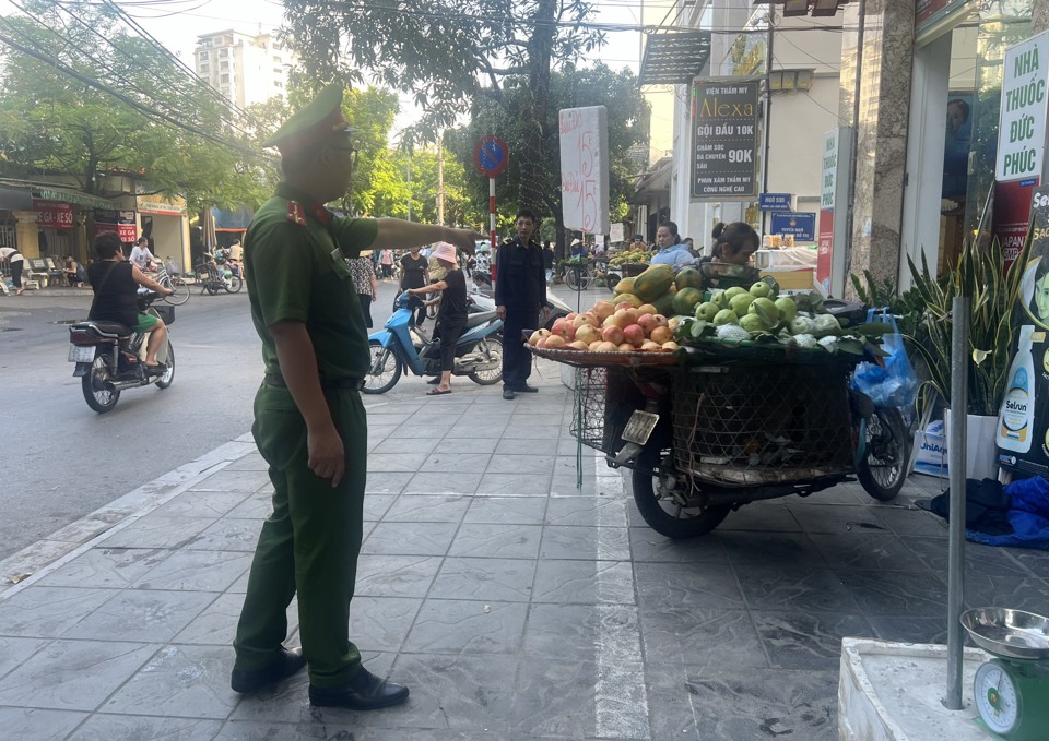 Trong thời gian tới, Ban Chỉ đạo 197 phường Xu&acirc;n La sẽ tiếp tục y&ecirc;u cầu c&aacute;c đơn vị tiếp tục tăng cường tuy&ecirc;n truyền, nhắc nhở, chốt trực, kiểm tra, xử phạt ở mức cao nhất&hellip; để tạo sức răn đe, ngăn chặn c&aacute;c trường hợp cố t&igrave;nh t&aacute;i vi phạm.