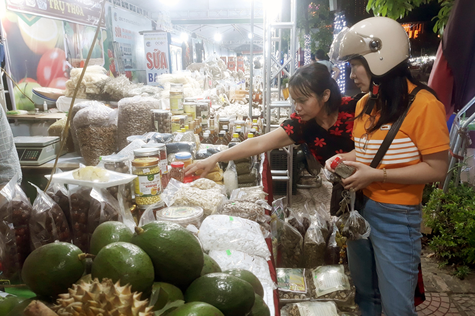 Người ti&ecirc;u d&ugrave;ng Thủ đ&ocirc; tiếp cận sản phẩm n&ocirc;ng sản OCOP tại Tuần h&agrave;ng tr&aacute;i c&acirc;y, n&ocirc;ng sản c&aacute;c tỉnh, th&agrave;nh tại H&agrave; Nội 2023. Ảnh: Ho&agrave;i Nam