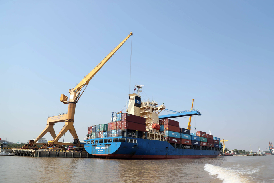 Xuất khẩu hàng hóa tại cảng Hải Phòng. Ảnh: Trần Dũng