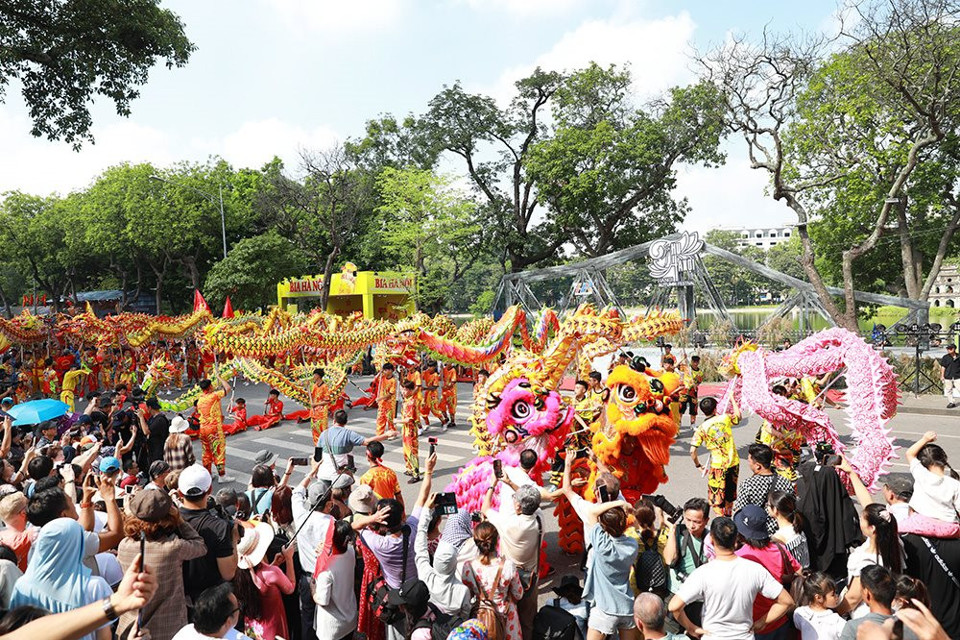 Lễ hội đường phố trong chương trình Carnaval Thu Hà Nộitại phố đi bộ quanh hồ Hoàn Kiếm ngày 1/10 vừa qua. Ảnh: Công Hùng