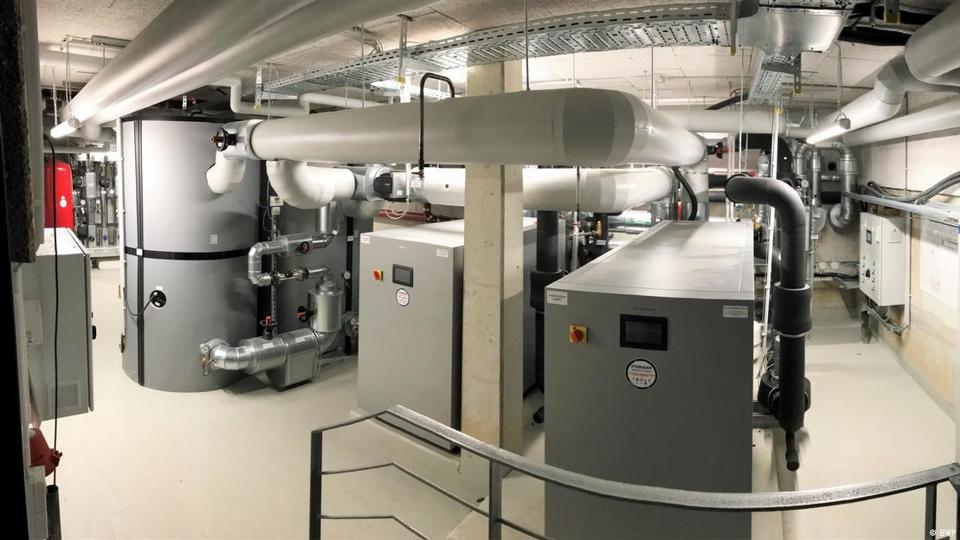 Phòng máy bơm nhiệt ở Munich sử dụng nhiệt thải có thể cung cấp nhiệt cho 117 căn hộ; nước mất nhiệt sẽ đi vào hệ thống mạng làm mát.