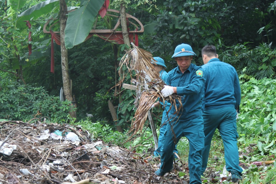 Lực lượng chức năng phường Quảng An dọn dẹp vệ sinh m&ocirc;i trường, ngăn chặn sự ph&aacute;t triển của dịch sốt xuất huyết.