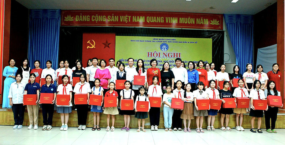 Quận Long Biên biểu dương 80 trẻ em gái chăm ngoan học giỏi  - Ảnh 1