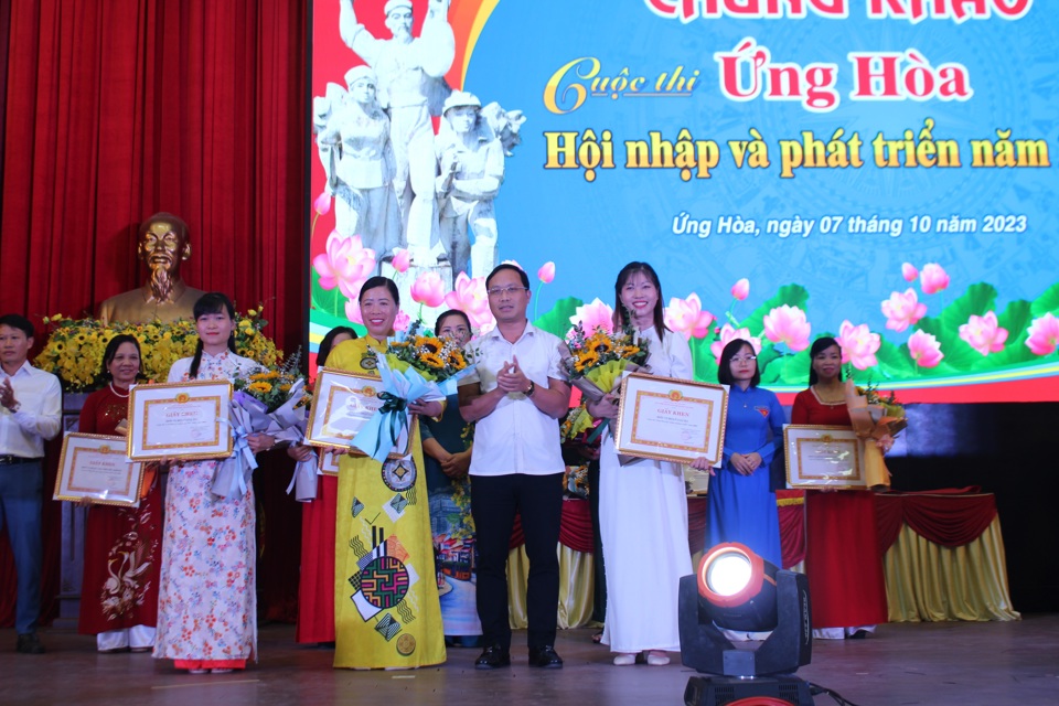 Chủ tịch UBND huyện Ứng Ho&agrave; Nguyễn Tiến Thiết trao Giấy khen cho c&aacute;c đơn vị đoạt giải trong cuộc thi.