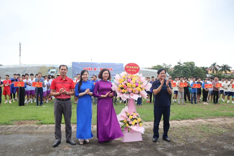 Ph&oacute; B&iacute; thư Thường trực Huyện ủy, Chủ tịch HĐND huyện Đan Phượng L&ecirc; Văn Th&igrave;n tặng hoa ch&uacute;c mừng giải đấu.&nbsp;