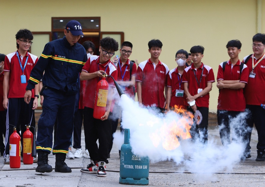 Học sinh, sinh viên Thủ đô hào hứng trải nghiệm kỹ năng chữa cháy, cứu nạn - Ảnh 2