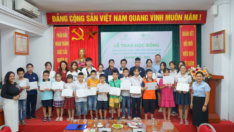 Ban tổ chức trao học bổng cho con em người lao động Urenco.