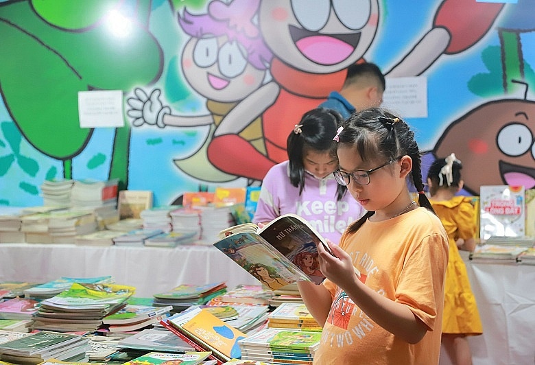 Hội Sách Hà Nội thu hút độc giả ở nhiều lứa tuổi khác nhau. Ảnh: Quang Phú