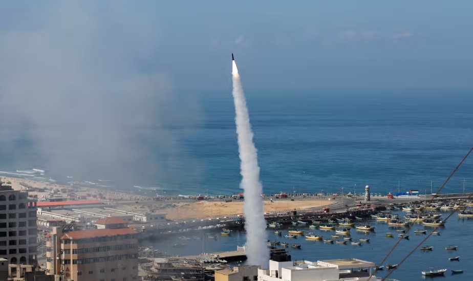 Phiến qu&acirc;n Hamas bắn t&ecirc;n lửa v&agrave;o l&atilde;nh thổ Israel. Ảnh: Reuters.&nbsp;