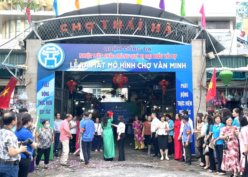 Gắn biển&nbsp;M&ocirc; h&igrave;nh &ldquo;Chợ Văn minh&rdquo;&nbsp;&nbsp;tại chợ Th&aacute;i H&agrave;.