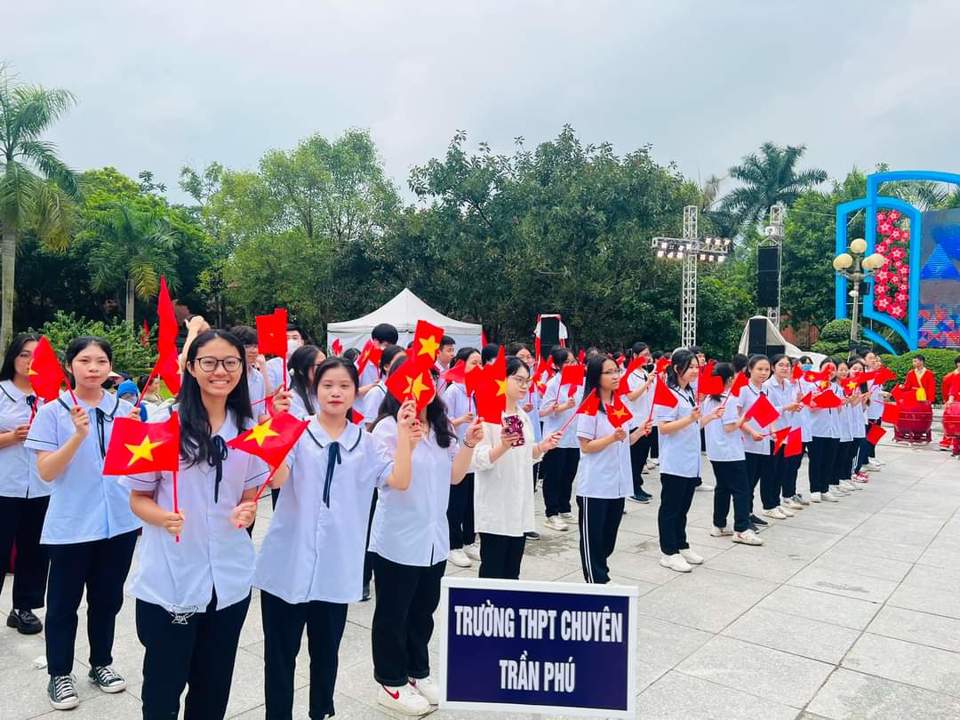 Học sinh Trường THPT Chuy&ecirc;n Trần Ph&uacute; đến cổ vũ cho Nguyễn Trọng Th&agrave;nh.