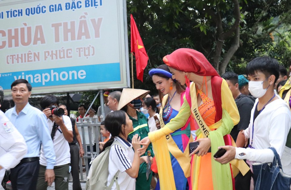 C&aacute;c th&iacute; sinh&nbsp;Miss Grand International 2023 th&acirc;n thiện giao lưu c&ugrave;ng người d&acirc;n huyện Quốc Oai.