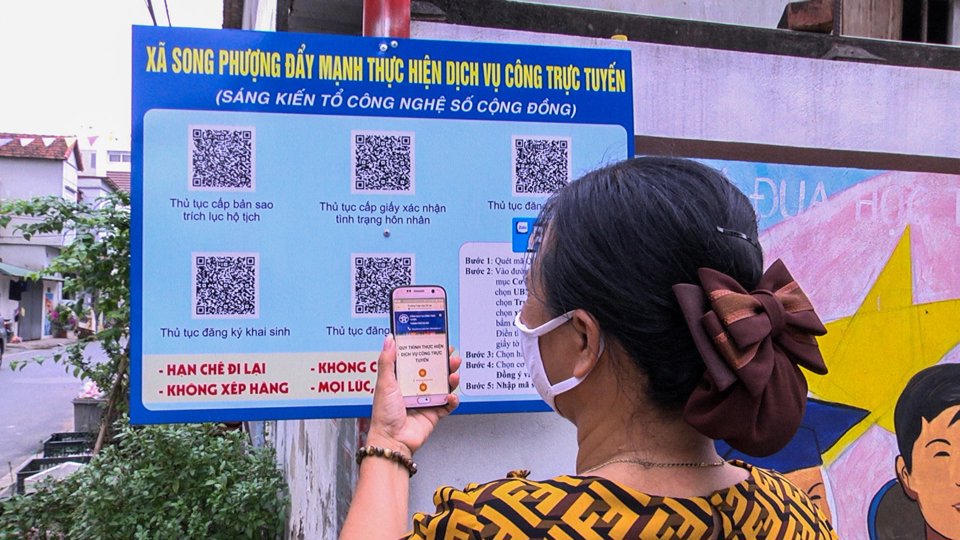 Người d&acirc;n thực hiện dịch vụ c&ocirc;ng trực tuyến th&ocirc;ng qua qu&eacute;t m&atilde; QR code.