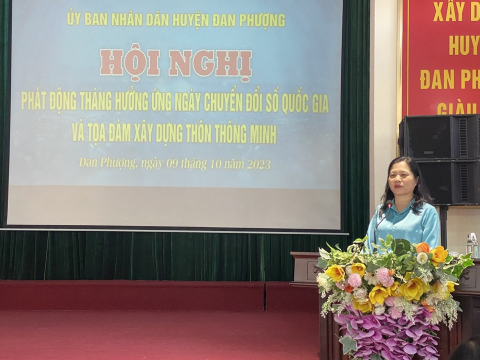 Ph&oacute; Chủ tịch UBND huyện Đan Phượng Đ&agrave;o Thị Hồng ph&aacute;t biểu tại hội nghị.