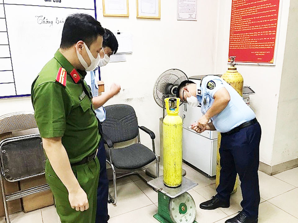 Lực lượng c&ocirc;ng an quận Ho&agrave;n Kiếm ph&aacute;t hiện, thu giữ b&igrave;nh kh&iacute; cười tại một qu&aacute;n bar tr&ecirc;n địa b&agrave;n.