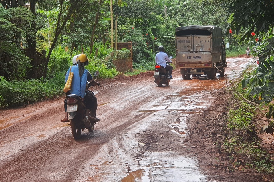 Ra đường l&agrave; nỗi &aacute;m ảnh của người d&acirc;n trong khu vực. Qua 3 ng&agrave;y kh&ocirc;ng mưa, nhưng ghi nhận con đường vẫn lầy lội như thế n&agrave;y. Ảnh: L&acirc;m Thiện.