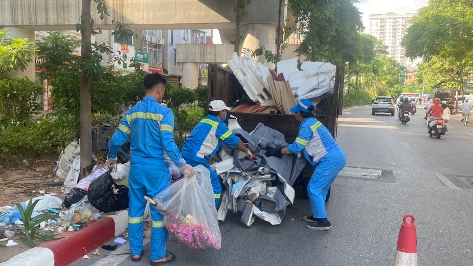 C&ocirc;ng nh&acirc;n vệ sinh m&ocirc;i trường tăng cường dọn dẹp vệ sinh m&ocirc;i trường tr&ecirc;n c&aacute;c tuyến phố ch&iacute;nh của quận Đống Đa.