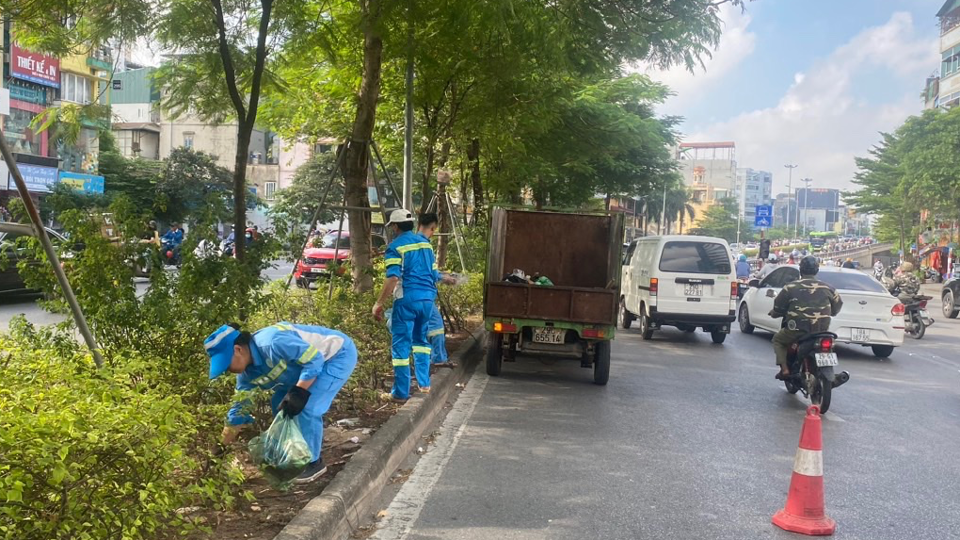 Trong dịp n&agrave;y,&nbsp;Chi nh&aacute;nh Đống Đa sẽ tăng cường lực lượng duy tr&igrave; VSMT, bằng thủ c&ocirc;ng kết hợp cơ giới tr&ecirc;n c&aacute;c tuyến đường tr&ecirc;n địa b&agrave;n quận.