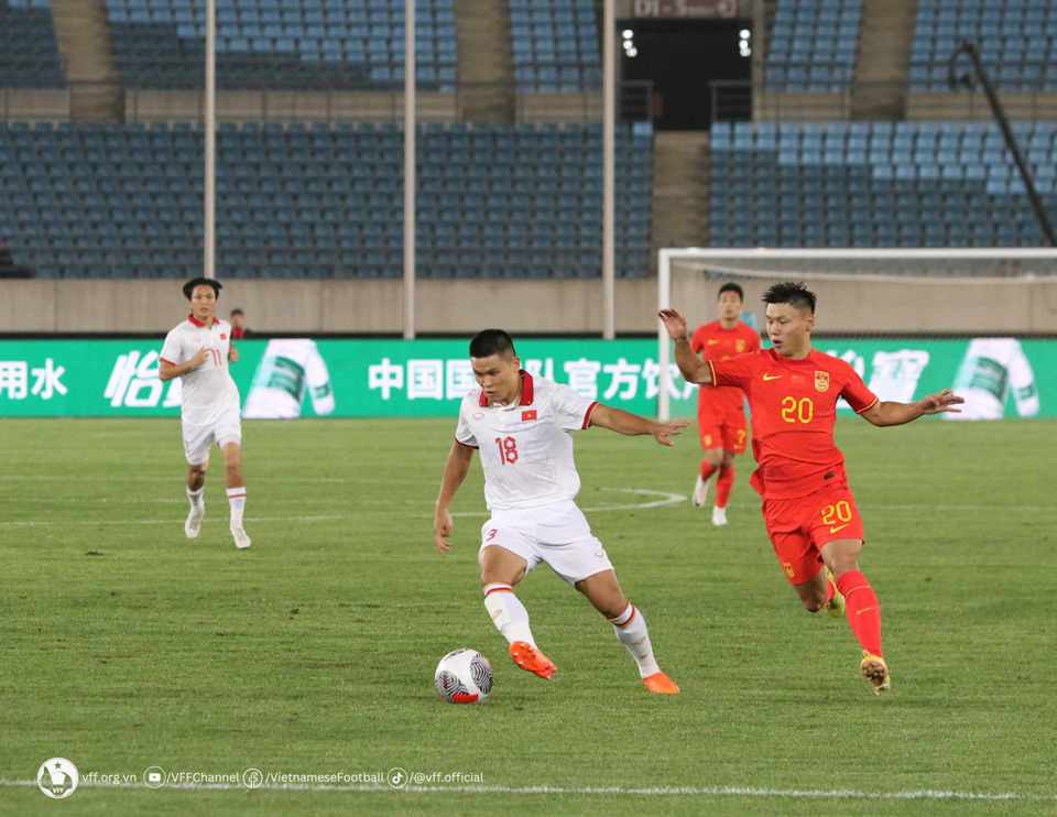 Tuyển Việt Nam để thua tuyển Trung Quốc với tỷ số 0-2.