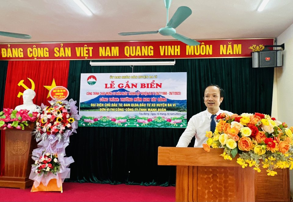 Ph&oacute; Chủ tịch UBND huyện Ba V&igrave; Nguyễn Đức Anh ph&aacute;t biểu tại buổi lễ.