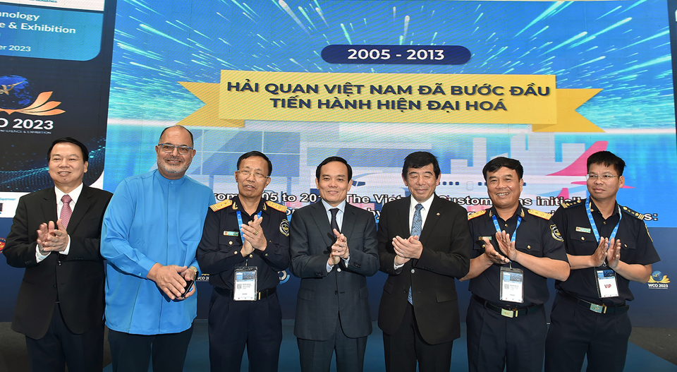 Ph&oacute; Thủ tướng Trần Lưu Quang tham quan c&aacute;c gian h&agrave;ng triển l&atilde;m - Ảnh: VGP &nbsp;